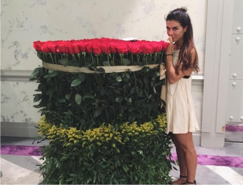 Анна Седокова потрясла огромным букетом роз вышиной как она